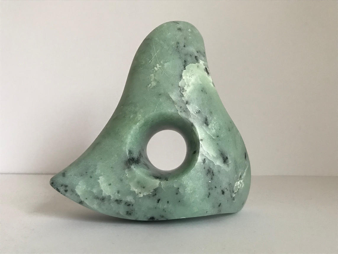 Dreizack 2021, Maß: 21 x 10,5 cm, Höhe: 19 cm Material: grün-grauer Speckstein