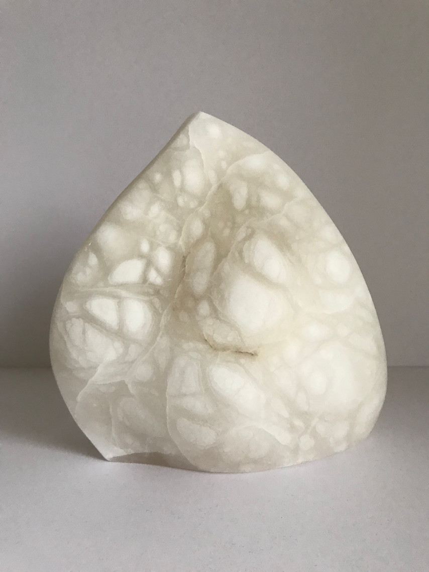 Eisberg 2022, Maß: 22 x 14 cm, Höhe: 22 cm Material: Alabaster