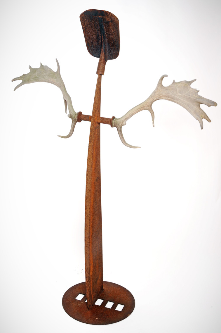 Engel 2016, Maß: 47 x 127 cm, Höhe: 171 cm Material: Stahl und Horn