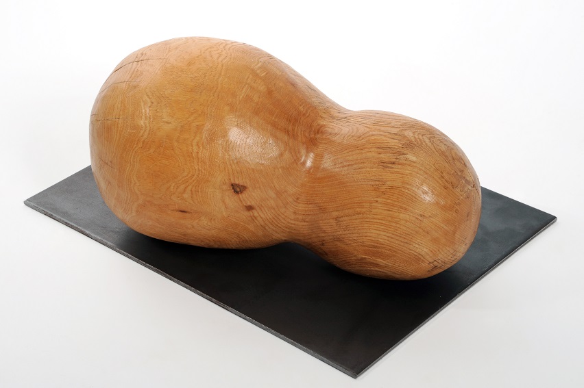 Erdnuss 2008, Maß: 36 x 19 cm, Höhe: 19 cm Material: Eschenholz