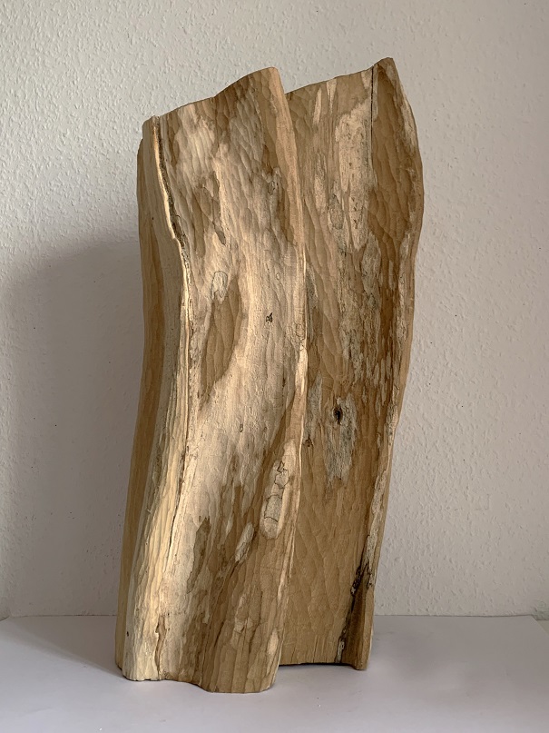 Faltenwurf 2023, Maß: 36 x 21 cm, Höhe: 66 cm Material: Robienenholz