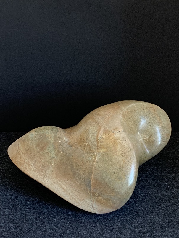 Giganto 2025, Maß: 47 x 34 cm, Höhe: 22 cm Material: Speckstein, beige-grau