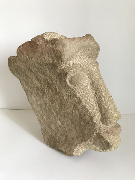 Mister Nase 2022, Maß: 20 x 25 cm, Höhe: 39,5 cm Material: roter Buntsandstein