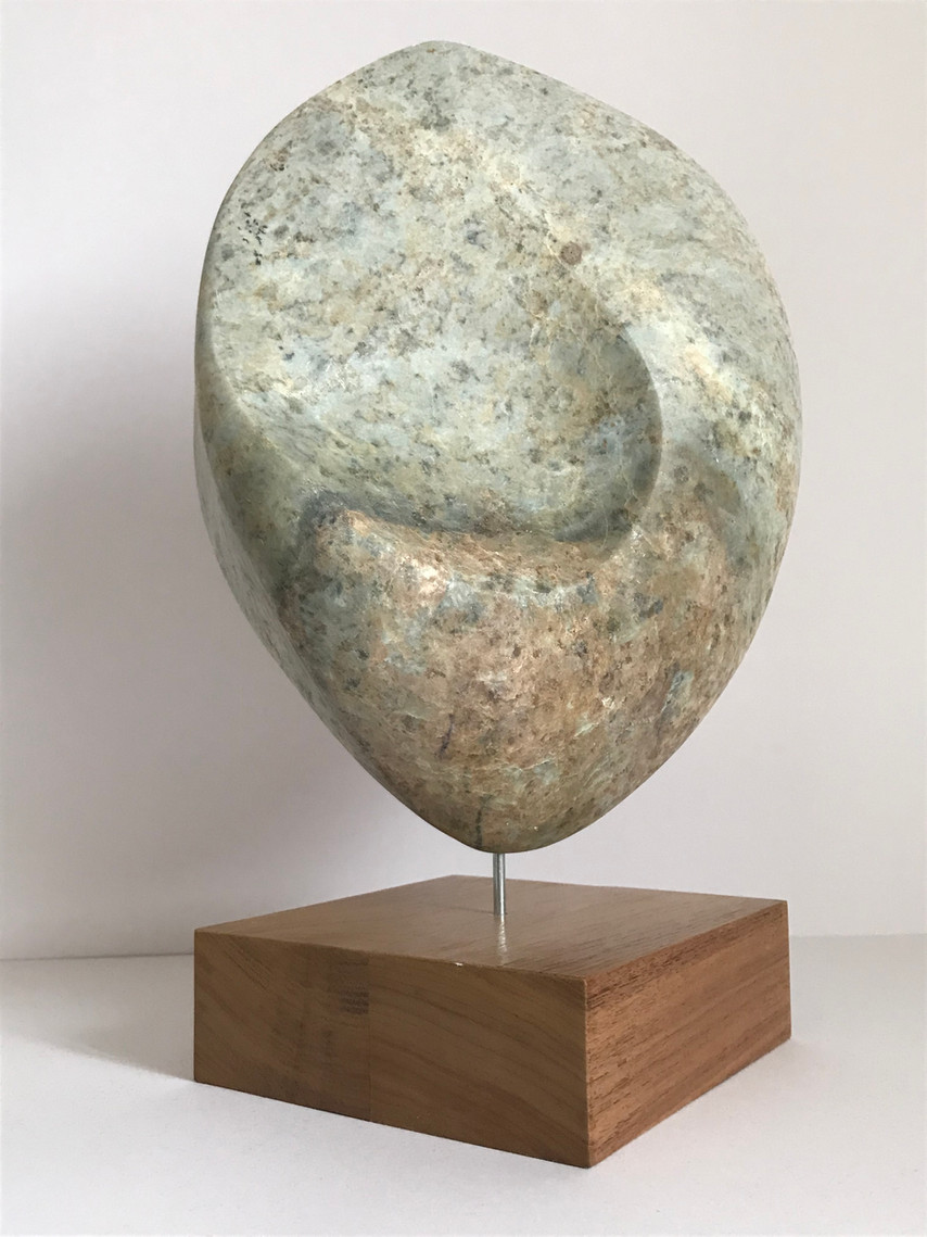 No Name 2022, Maß: 19 x 9 cm, Höhe: 22 cm Material: Serpentin Spring Stone